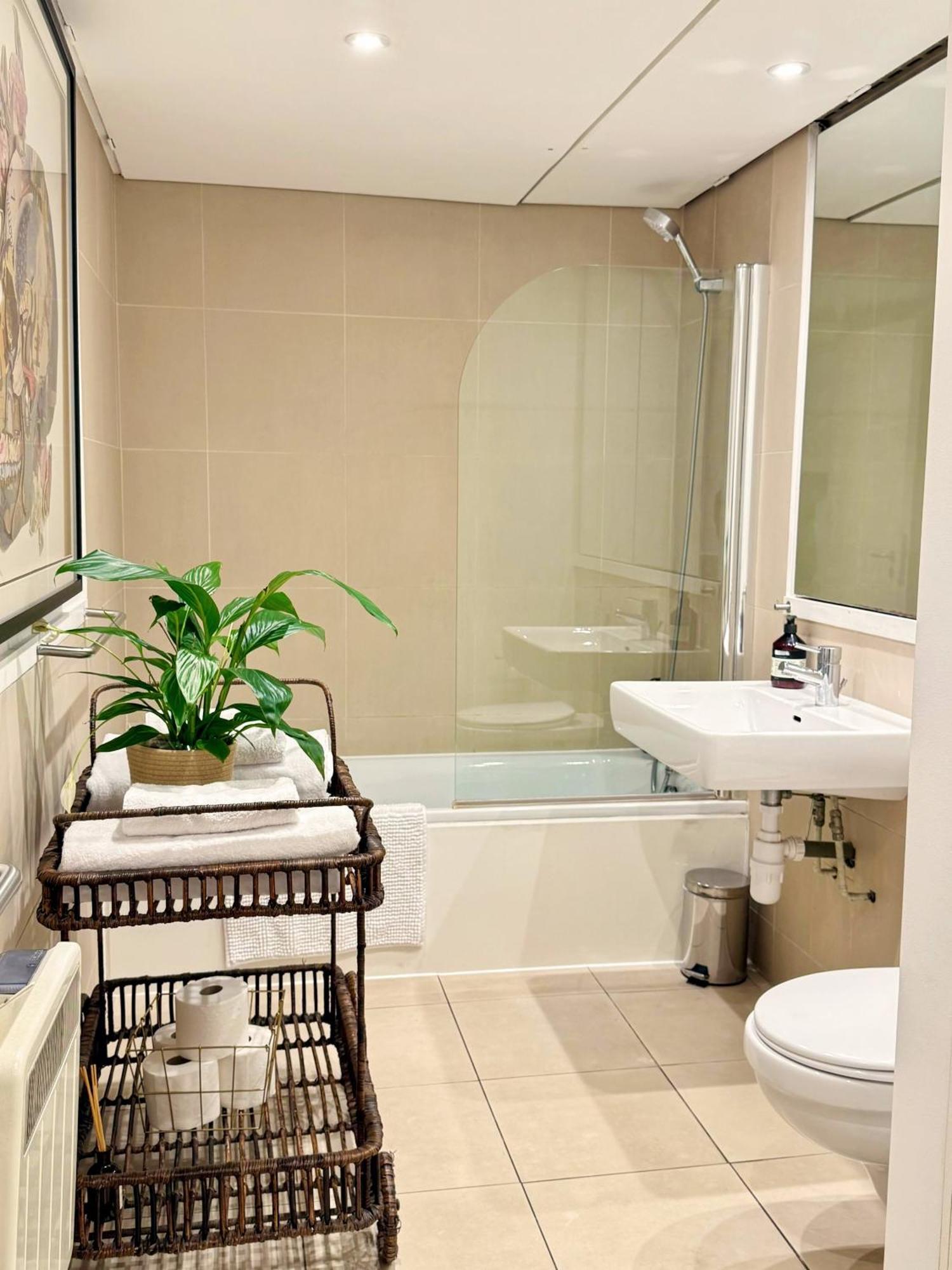 Spacious West End Duplex Apartment, W1 * Londra